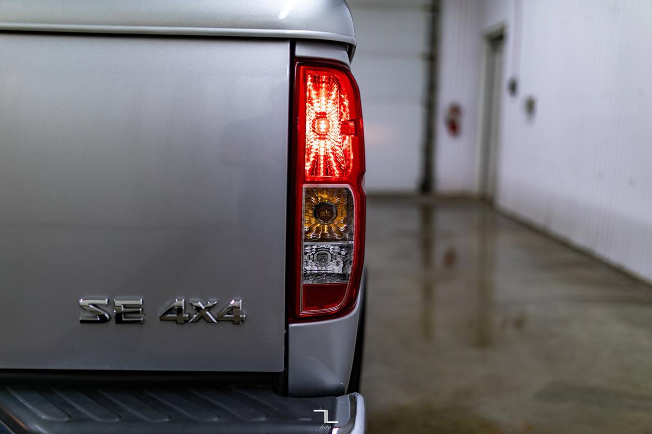 2009 Nissan Frontier 4x4 Crew Cab SE Manual Red Deer AB