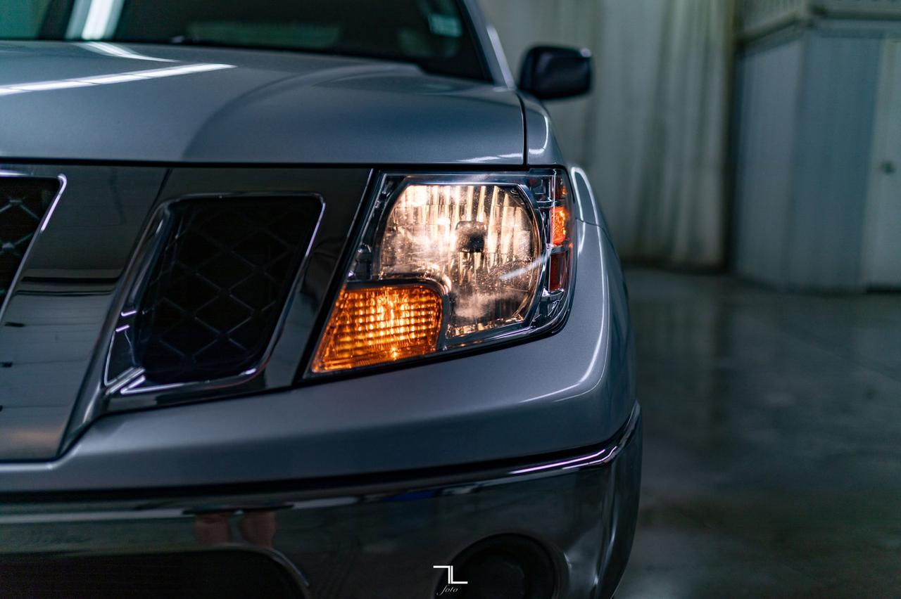 2009 Nissan Frontier 4x4 Crew Cab SE Manual Red Deer AB