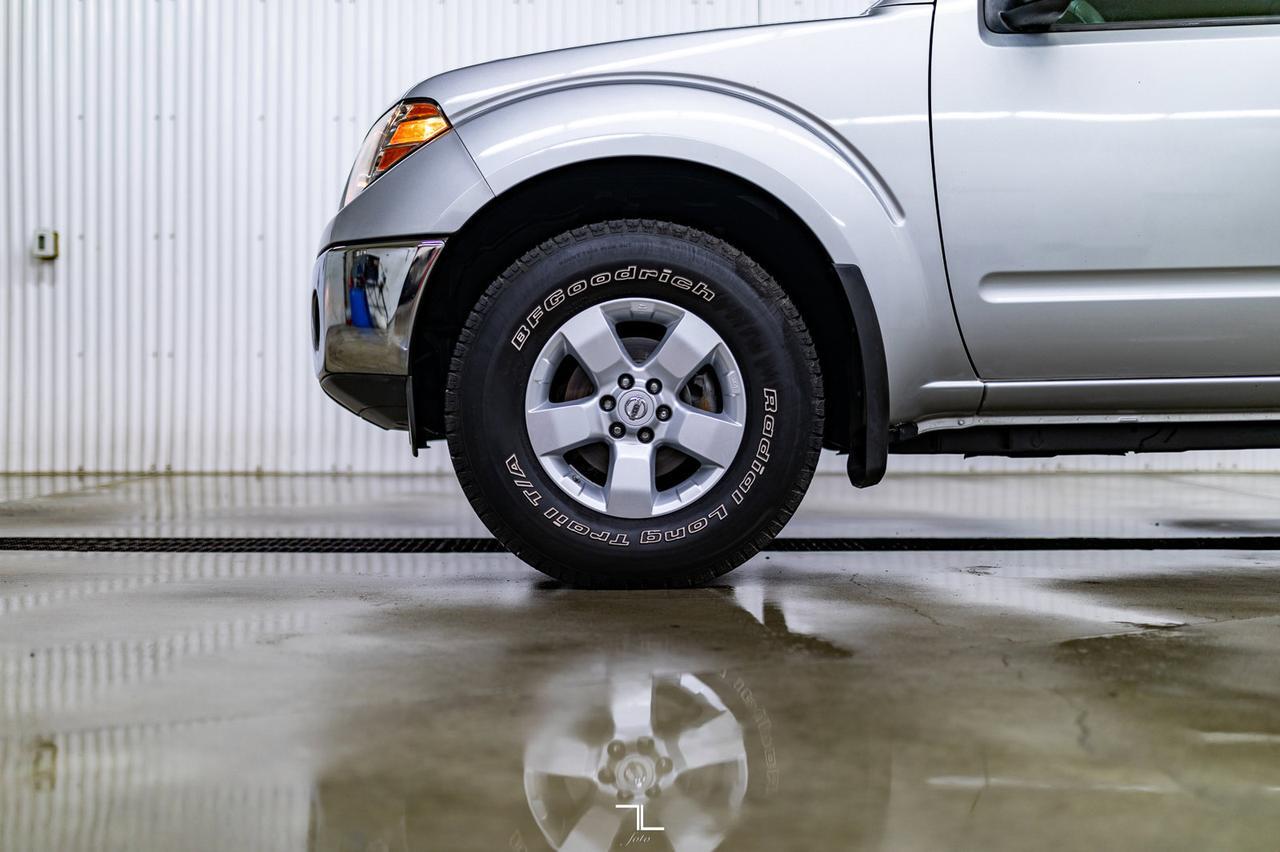 2009 Nissan Frontier 4x4 Crew Cab SE Manual Red Deer AB