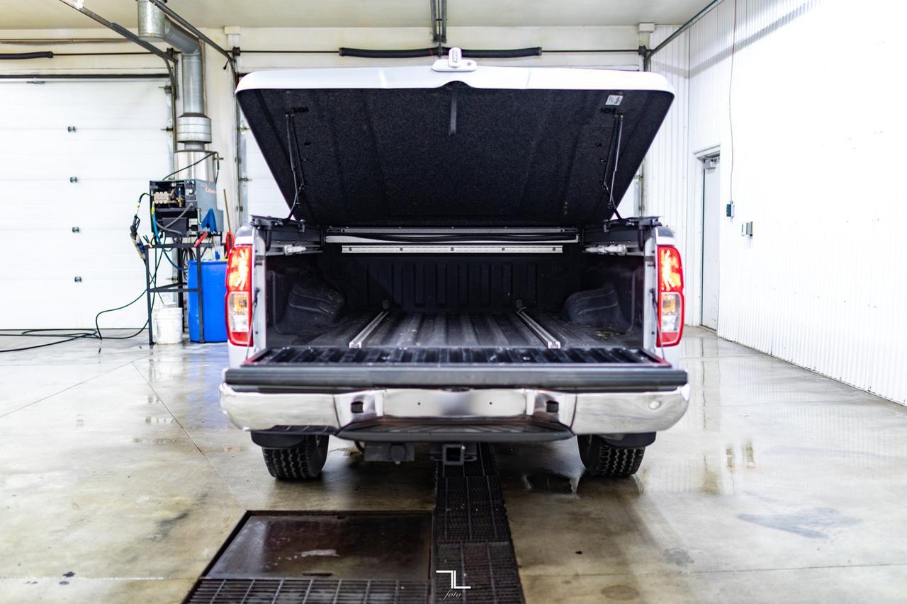 2009 Nissan Frontier 4x4 Crew Cab SE Manual Red Deer AB