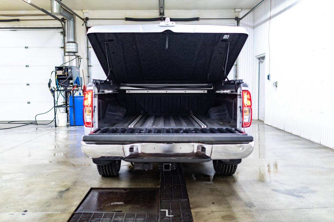 2009 Nissan Frontier 4x4 Crew Cab SE Manual Red Deer AB