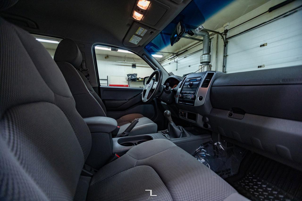 2009 Nissan Frontier 4x4 Crew Cab SE Manual Red Deer AB