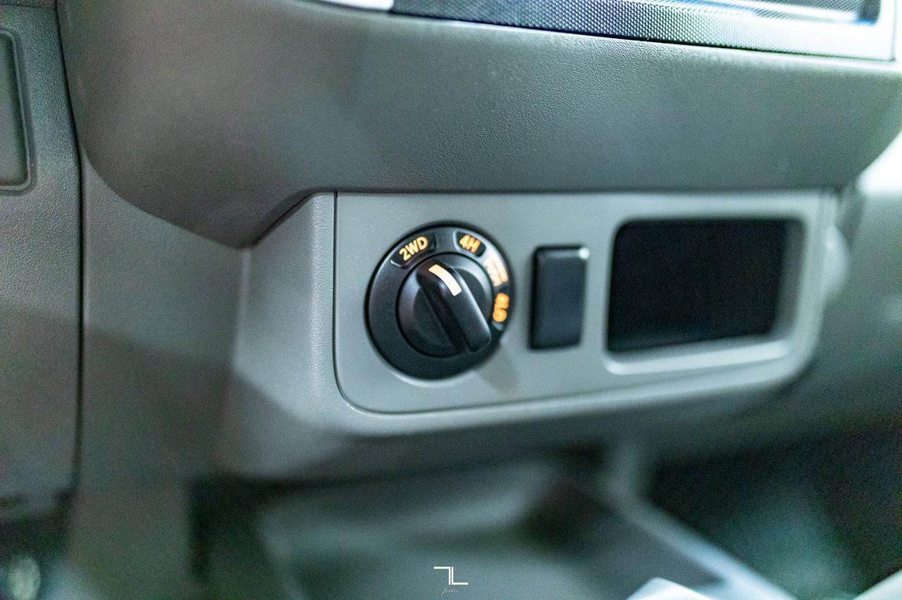 2009 Nissan Frontier 4x4 Crew Cab SE Manual Red Deer AB