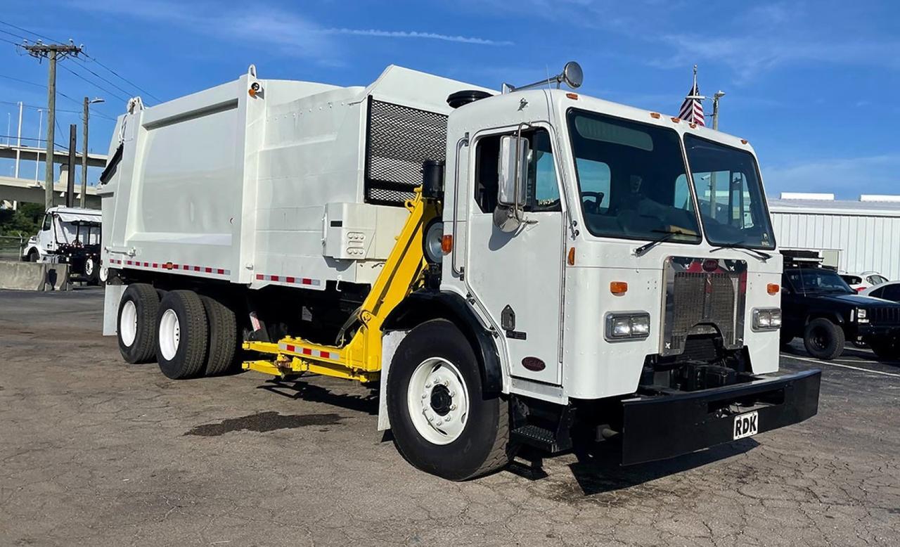 Heil Side Loader Garbage Truck