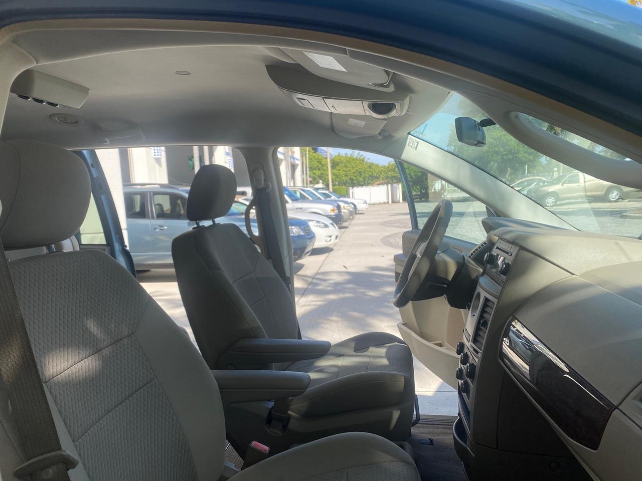 2010 Chrysler Town & Country LXI LOW MILES 77705 FL Pompano Beach FL