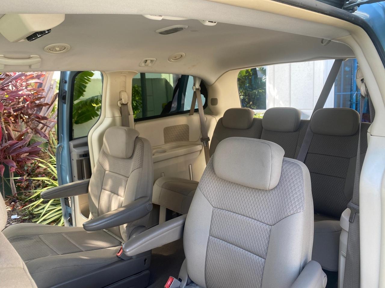 2010 Chrysler Town & Country LXI LOW MILES 77705 FL Pompano Beach FL