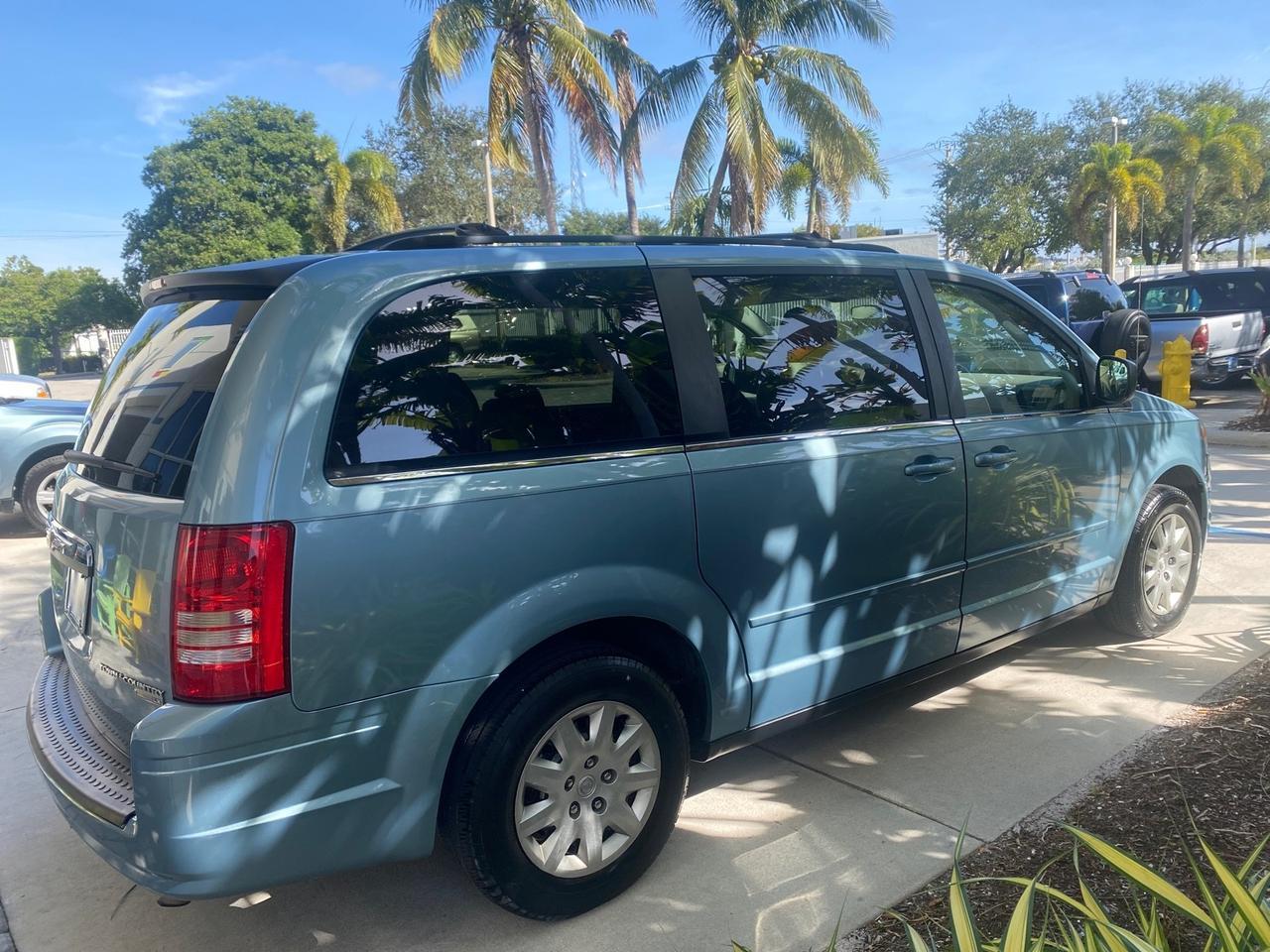 2010 Chrysler Town & Country LXI LOW MILES 77705 FL Pompano Beach FL