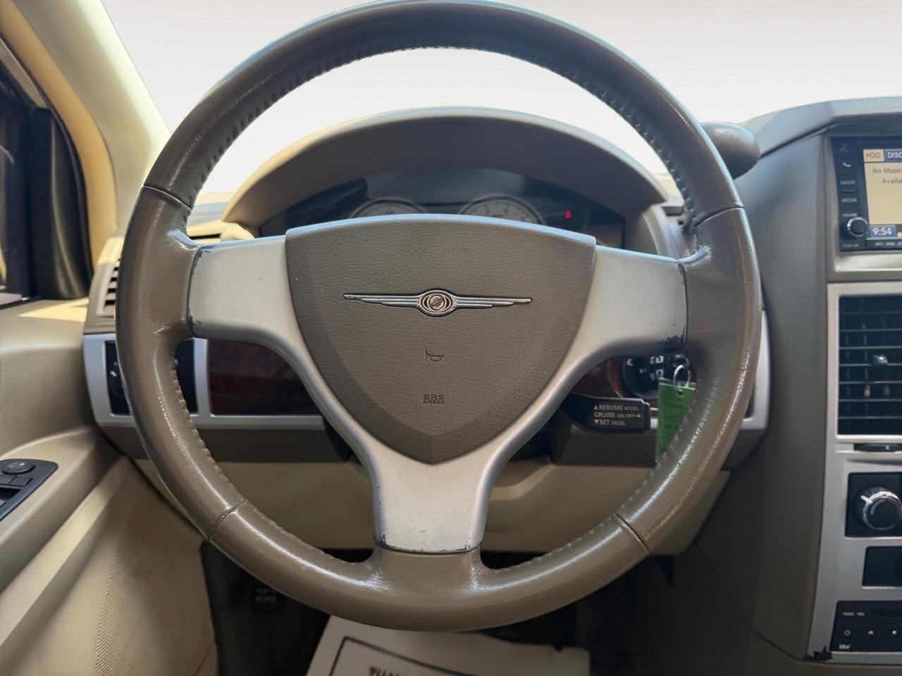 2010 Chrysler Town & Country Touring, DVD ENTERTAINMENT, TOW PACKAGE, POWER LIFTGATE, BACKUP CAMERA, POWER MIRRORS, ALL WEATHER FLOOR MATS, AUX, CLEAN CARFAX, LOW MILES! Norfolk VA