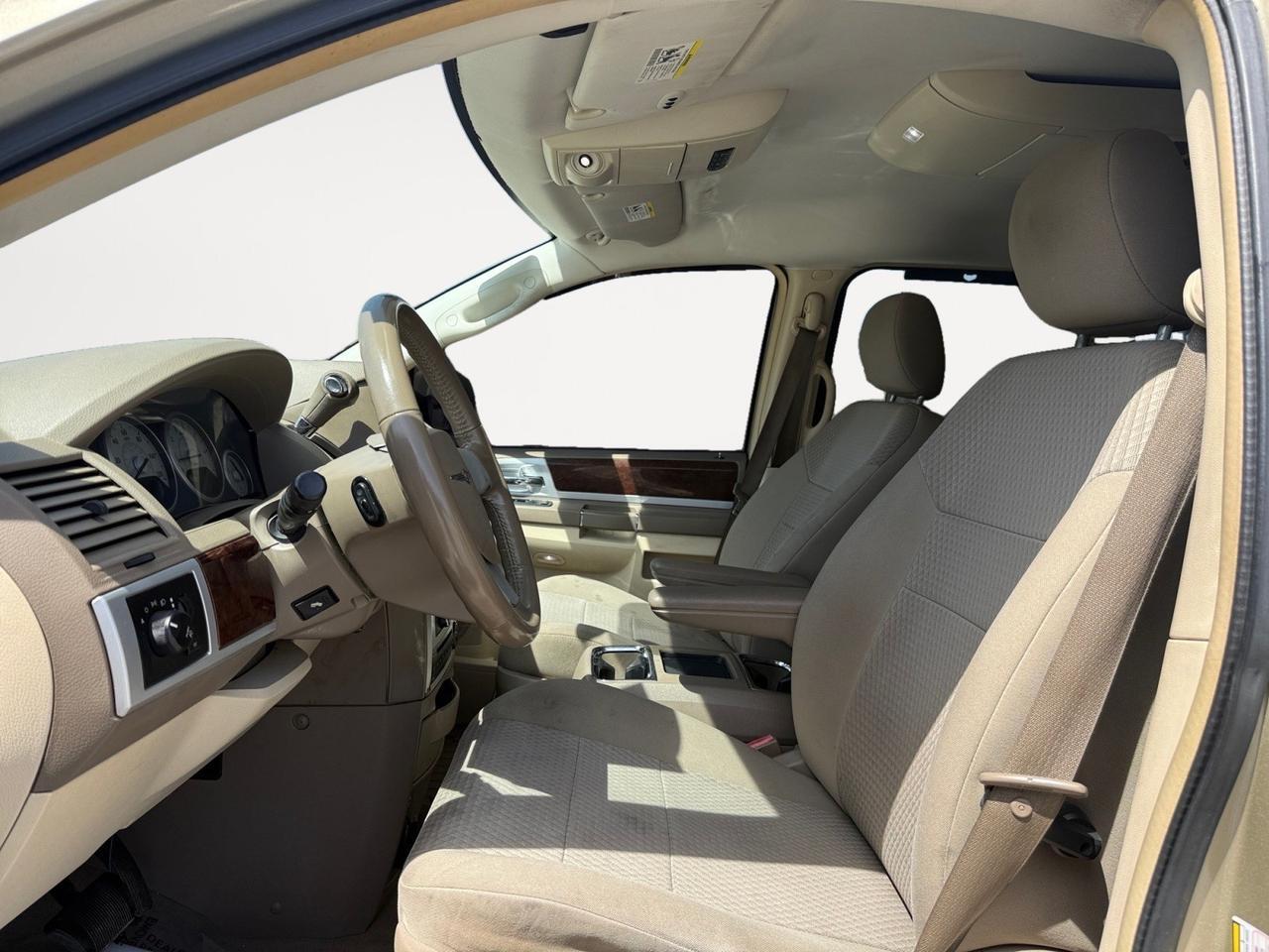 2010 Chrysler Town & Country Touring, DVD ENTERTAINMENT, TOW PACKAGE, POWER LIFTGATE, BACKUP CAMERA, POWER MIRRORS, ALL WEATHER FLOOR MATS, AUX, CLEAN CARFAX, LOW MILES! Norfolk VA