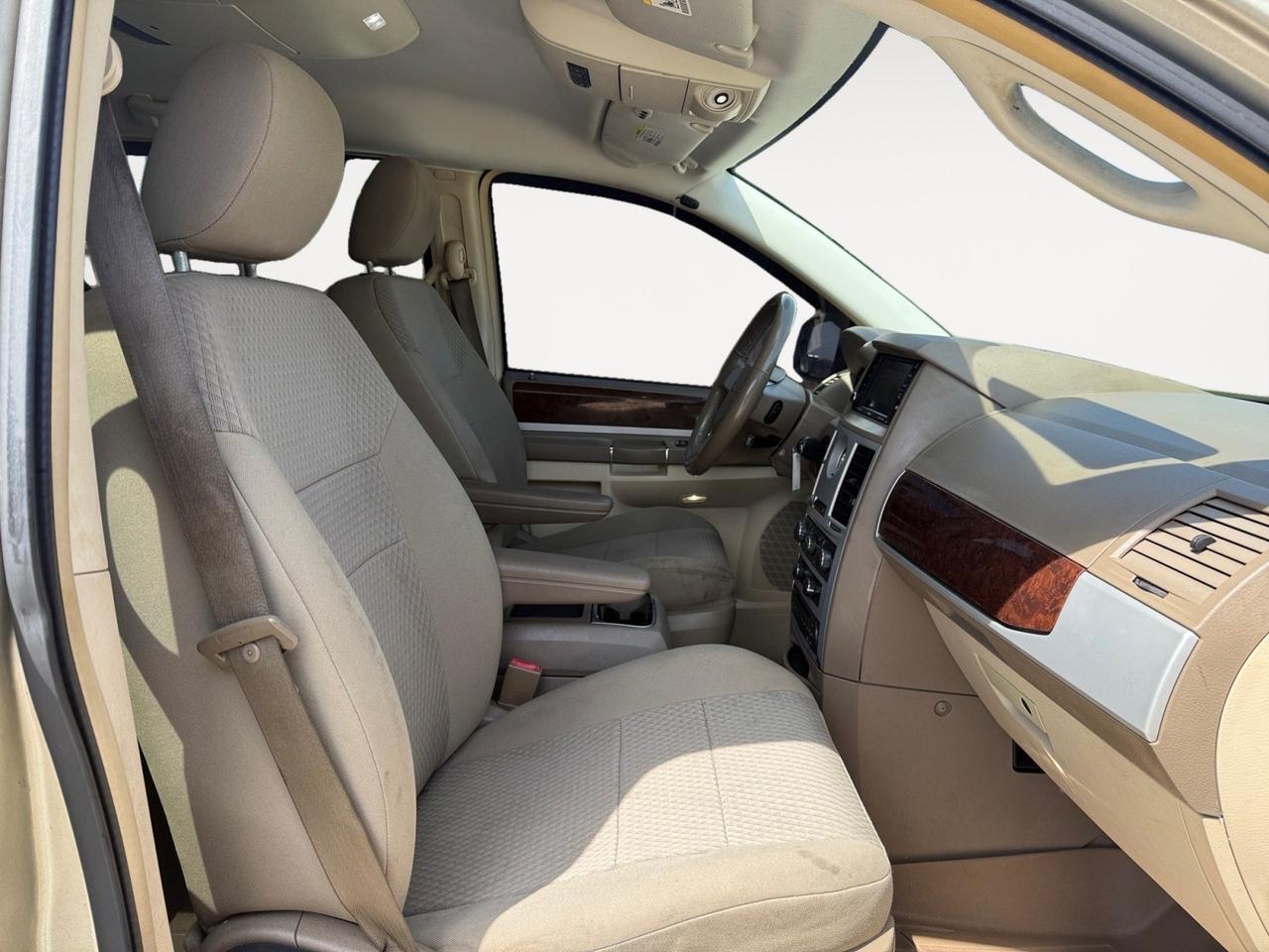 2010 Chrysler Town & Country Touring, DVD ENTERTAINMENT, TOW PACKAGE, POWER LIFTGATE, BACKUP CAMERA, POWER MIRRORS, ALL WEATHER FLOOR MATS, AUX, CLEAN CARFAX, LOW MILES! Norfolk VA