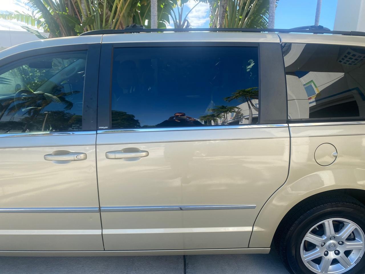 2010 Chrysler Town & Country Touring LOW MILES 33,692 1 OWNER Pompano Beach FL