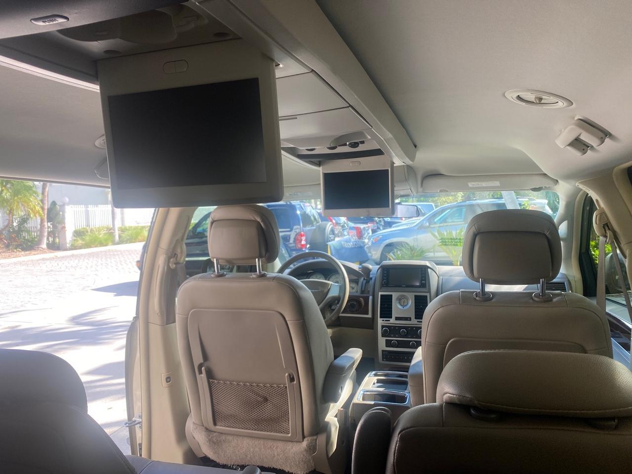 2010 Chrysler Town & Country Touring LOW MILES 33,692 1 OWNER Pompano Beach FL