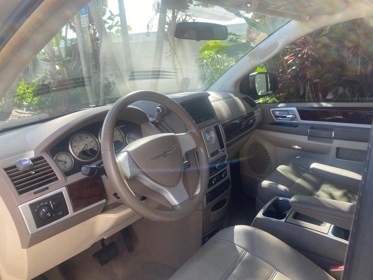 2010 Chrysler Town & Country Touring LOW MILES 33,692 1 OWNER Pompano Beach FL