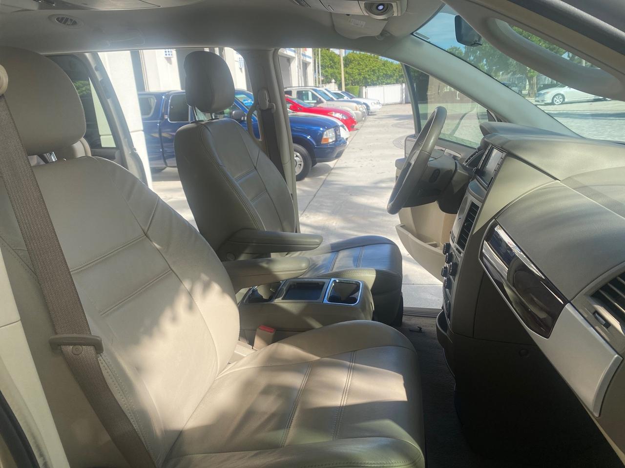 2010 Chrysler Town & Country Touring LOW MILES 33,692 1 OWNER Pompano Beach FL