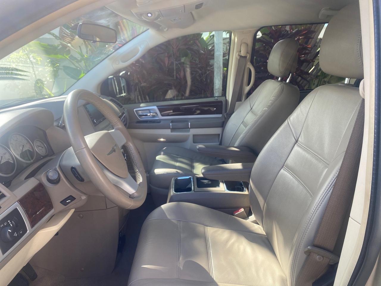 2010 Chrysler Town & Country Touring LOW MILES 33,692 1 OWNER Pompano Beach FL