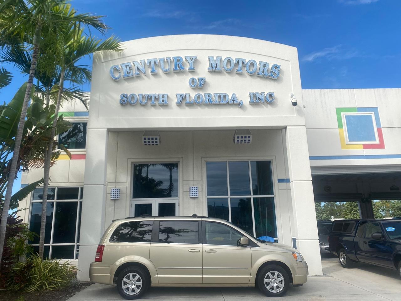 2010 Chrysler Town & Country Touring LOW MILES 33,692 1 OWNER
