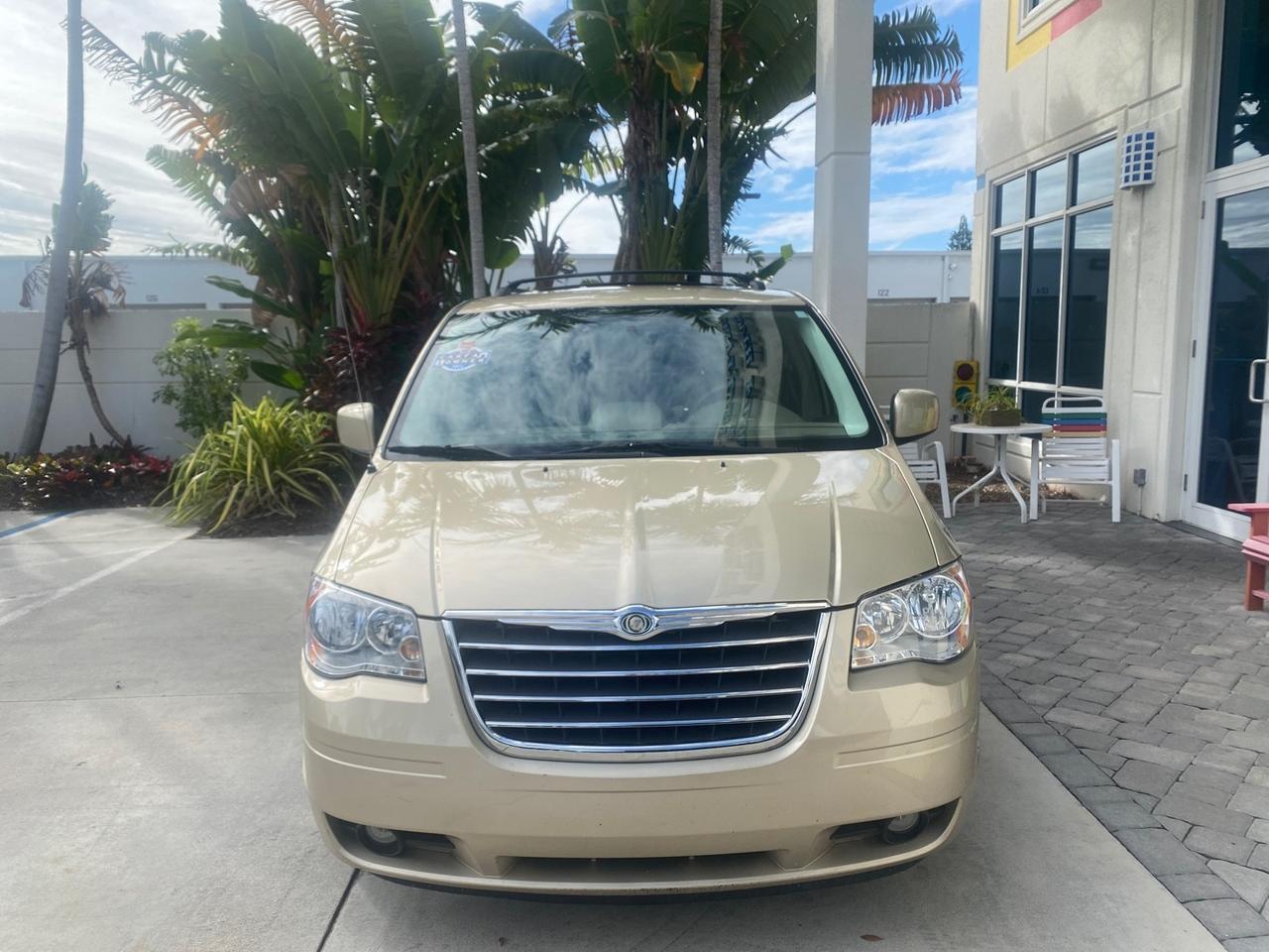 2010 Chrysler Town & Country Touring LOW MILES 33,692 1 OWNER
