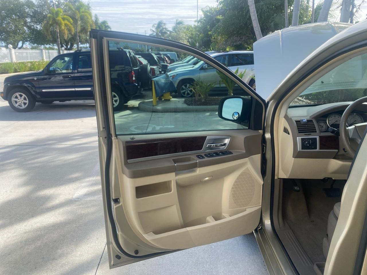 2010 Chrysler Town & Country Touring LOW MILES 33,692 1 OWNER Pompano Beach FL