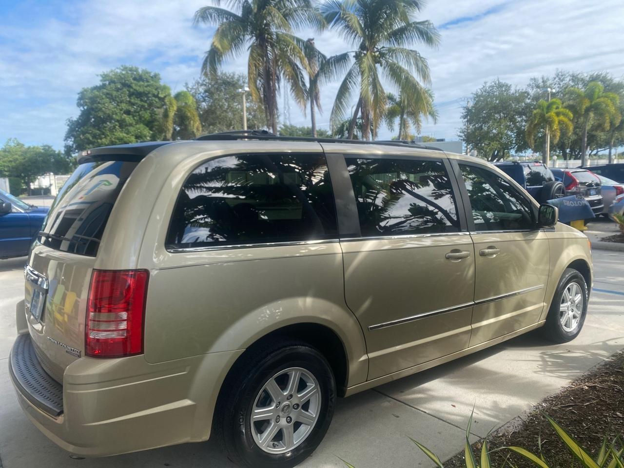 2010 Chrysler Town & Country Touring LOW MILES 33,692 1 OWNER Pompano Beach FL