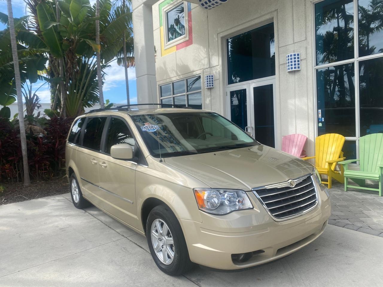 2010 Chrysler Town & Country Touring LOW MILES 33,692 1 OWNER