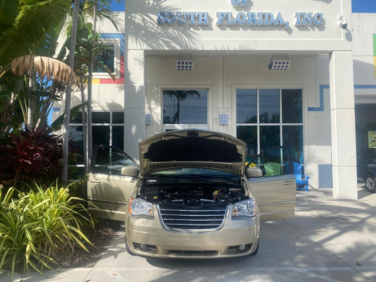 2010 Chrysler Town & Country Touring LOW MILES 33,692 1 OWNER Pompano Beach FL