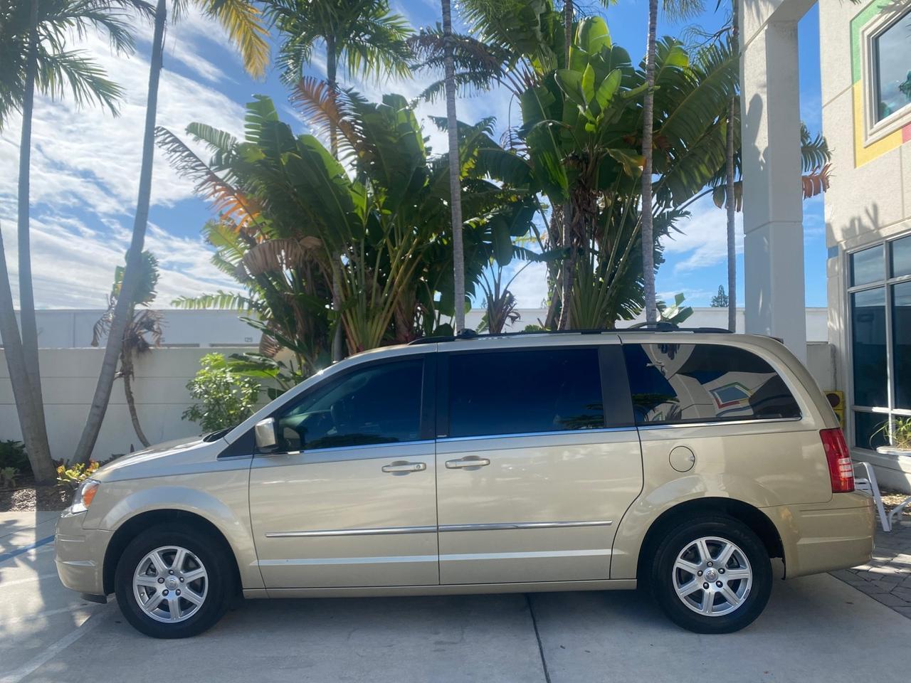2010 Chrysler Town & Country Touring LOW MILES 33,692 1 OWNER Pompano Beach FL