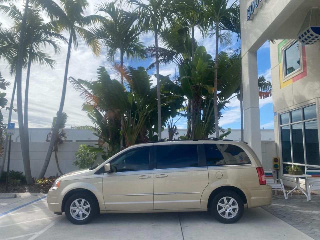 2010 Chrysler Town & Country Touring LOW MILES 33,692 1 OWNER Pompano Beach FL
