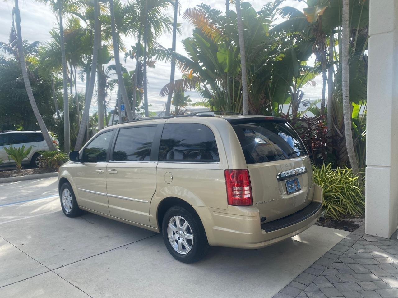 2010 Chrysler Town & Country Touring LOW MILES 33,692 1 OWNER Pompano Beach FL