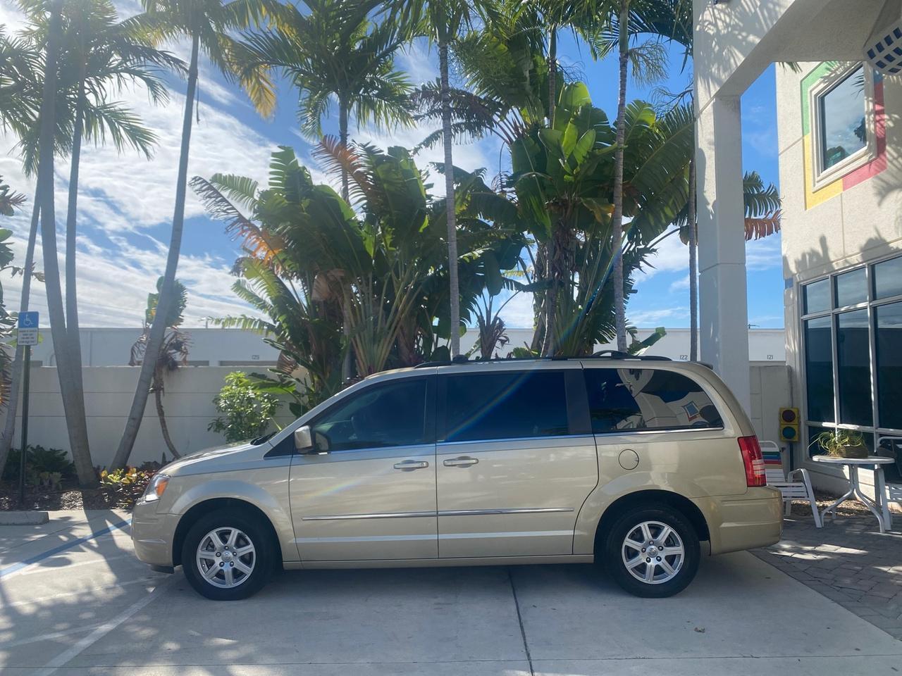 2010 Chrysler Town & Country Touring LOW MILES 33,692 1 OWNER Pompano Beach FL