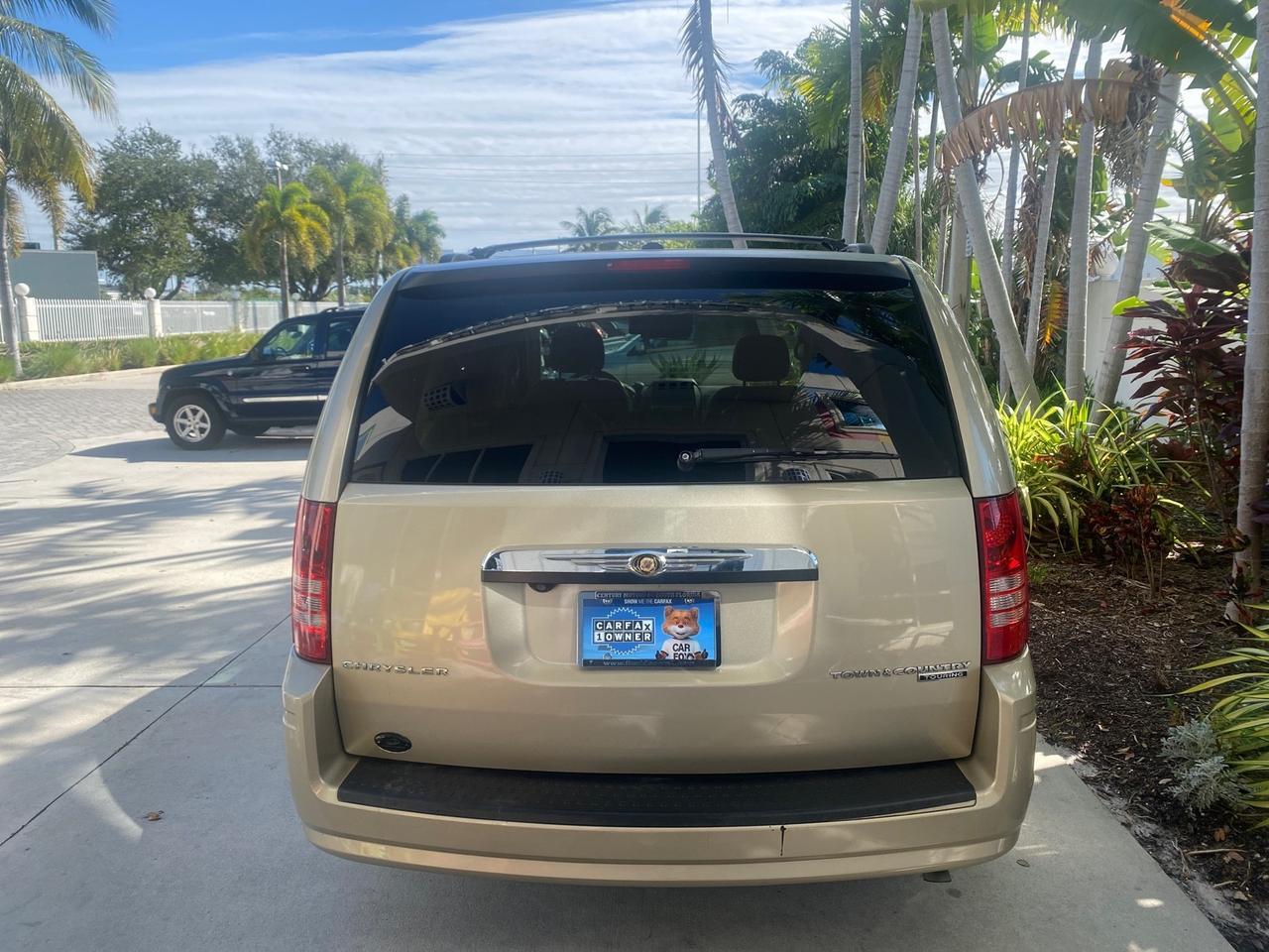 2010 Chrysler Town & Country Touring LOW MILES 33,692 1 OWNER Pompano Beach FL