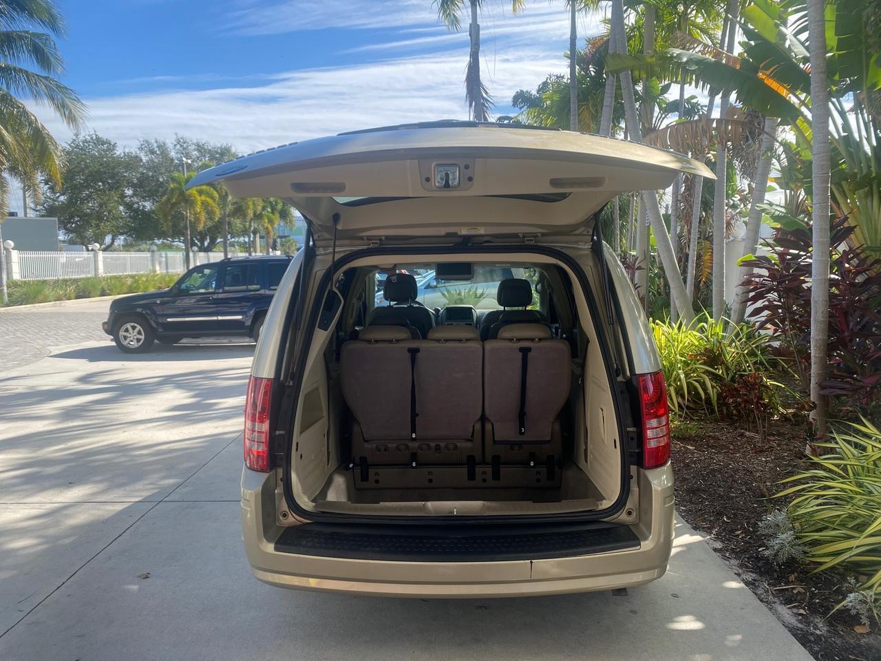 2010 Chrysler Town & Country Touring LOW MILES 33,692 1 OWNER Pompano Beach FL