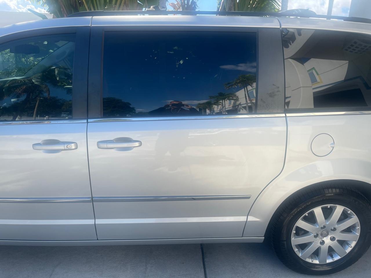 2010 Chrysler Town & Country Touring LOW MILES 37,217 1 OWNER Pompano Beach FL