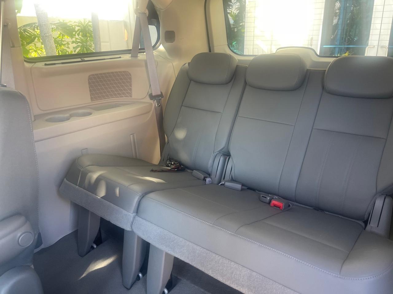 2010 Chrysler Town & Country Touring LOW MILES 37,217 1 OWNER Pompano Beach FL