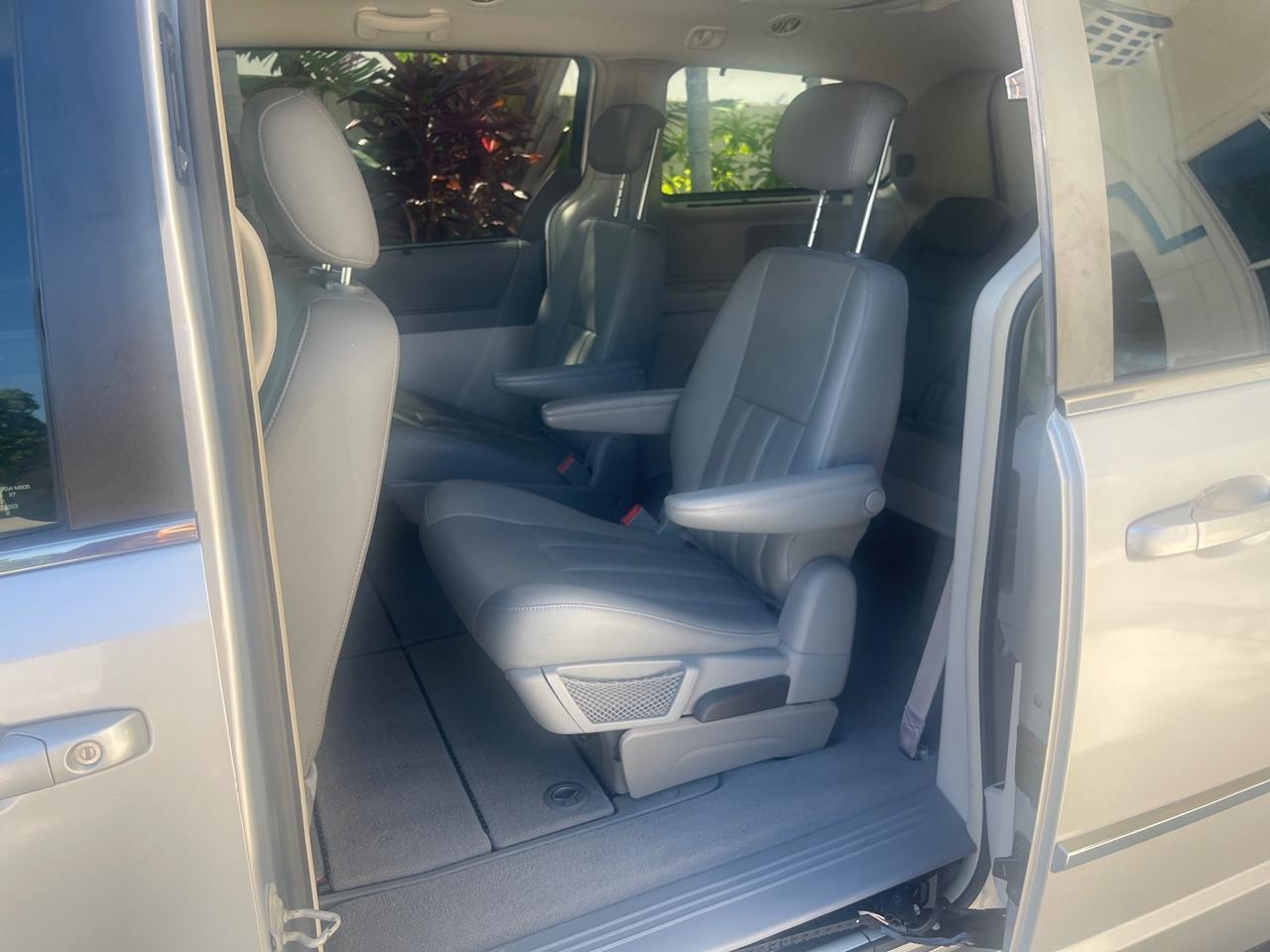 2010 Chrysler Town & Country Touring LOW MILES 37,217 1 OWNER Pompano Beach FL