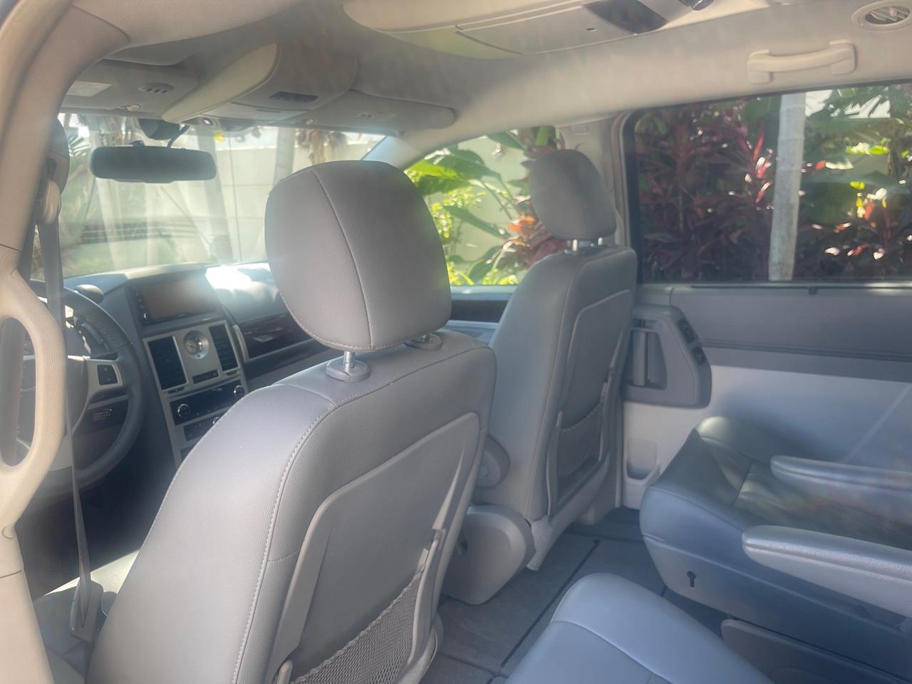 2010 Chrysler Town & Country Touring LOW MILES 37,217 1 OWNER Pompano Beach FL