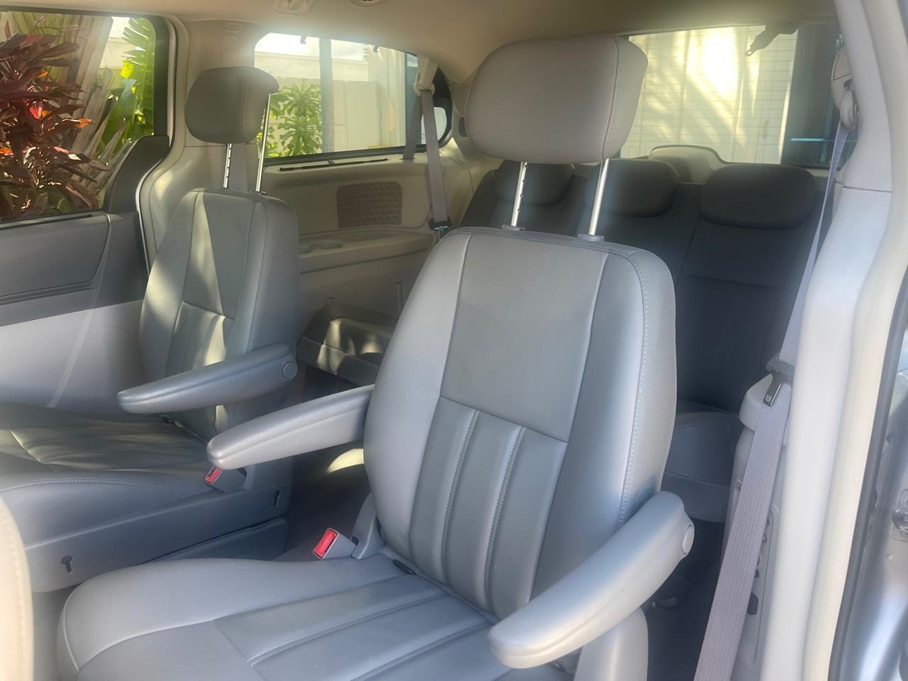 2010 Chrysler Town & Country Touring LOW MILES 37,217 1 OWNER Pompano Beach FL