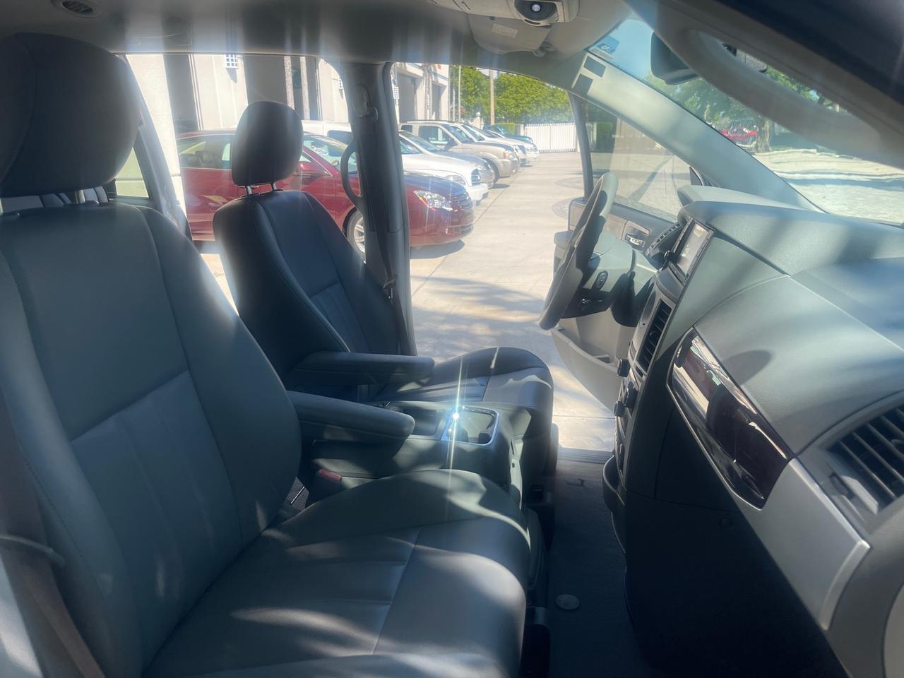 2010 Chrysler Town & Country Touring LOW MILES 37,217 1 OWNER Pompano Beach FL