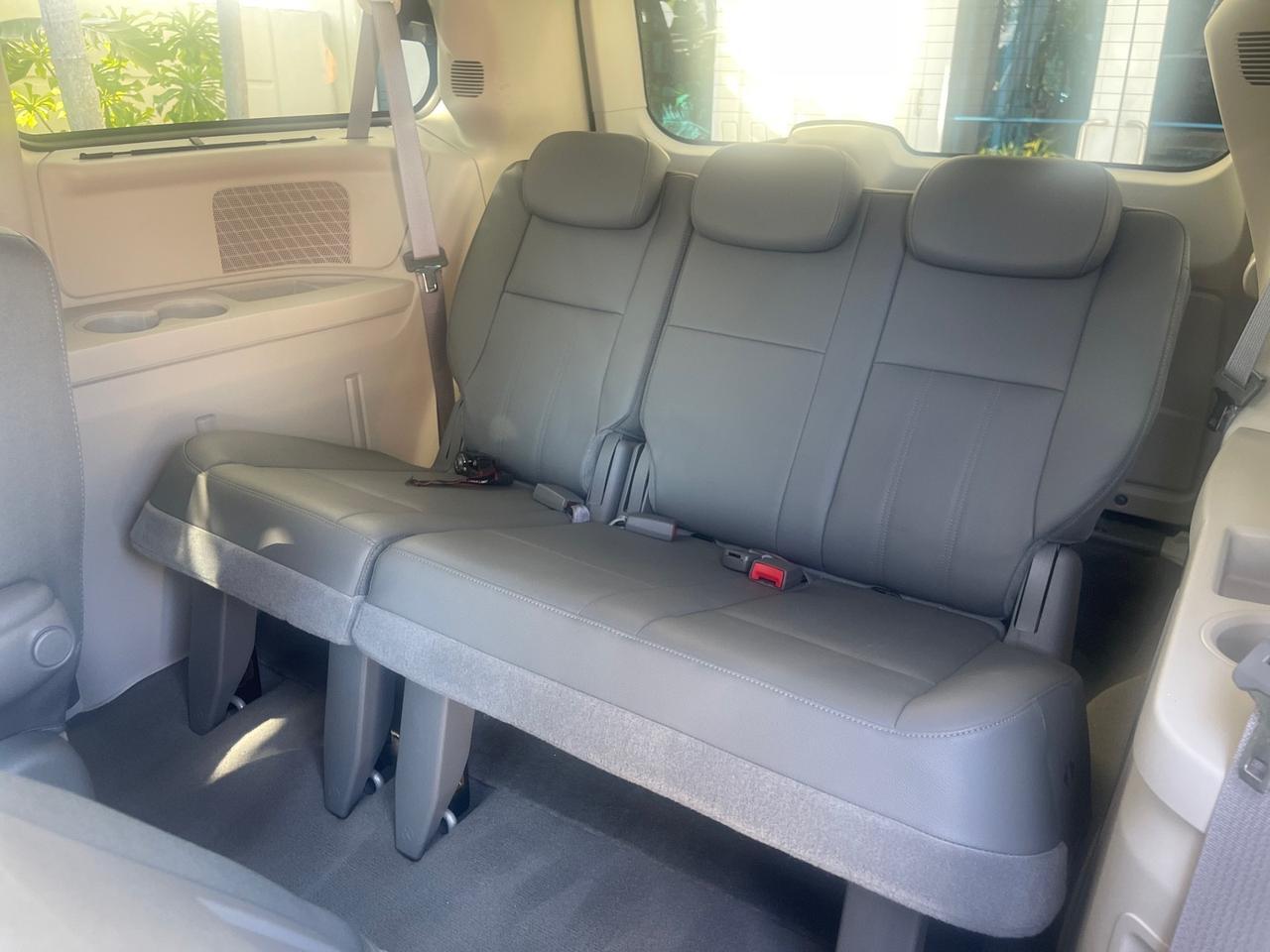 2010 Chrysler Town & Country Touring LOW MILES 37,217 1 OWNER Pompano Beach FL
