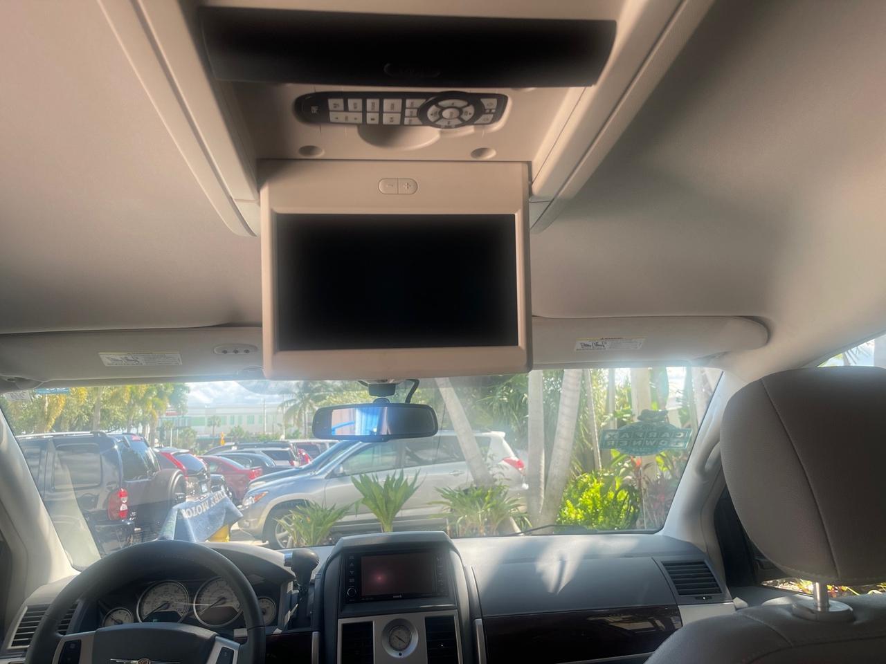 2010 Chrysler Town & Country Touring LOW MILES 37,217 1 OWNER Pompano Beach FL