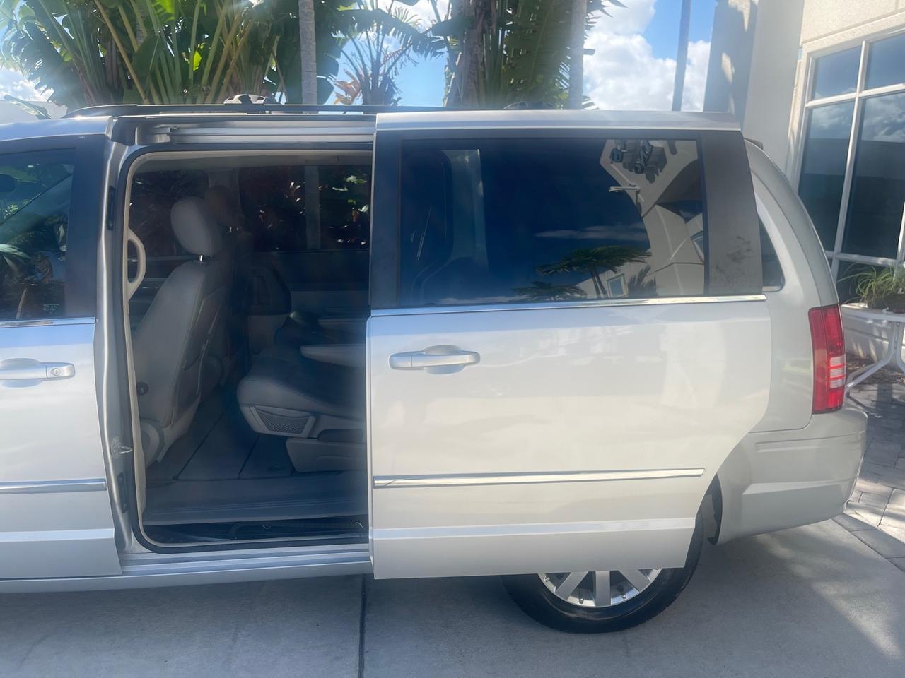 2010 Chrysler Town & Country Touring LOW MILES 37,217 1 OWNER Pompano Beach FL