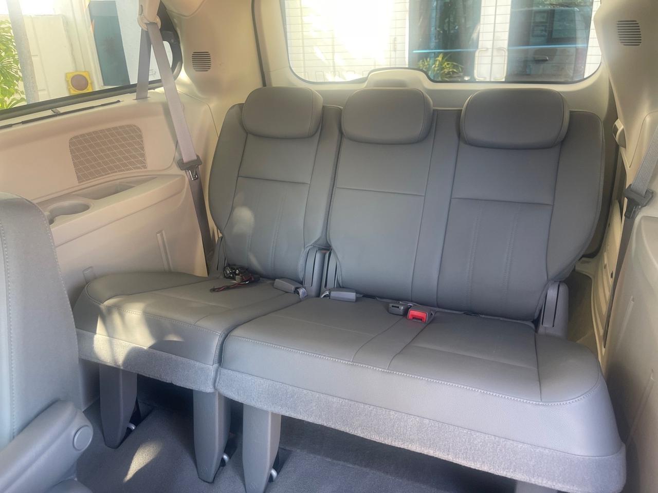 2010 Chrysler Town & Country Touring LOW MILES 37,217 1 OWNER Pompano Beach FL