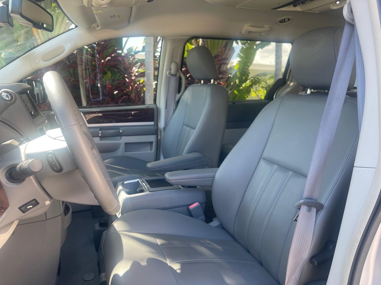 2010 Chrysler Town & Country Touring LOW MILES 37,217 1 OWNER Pompano Beach FL
