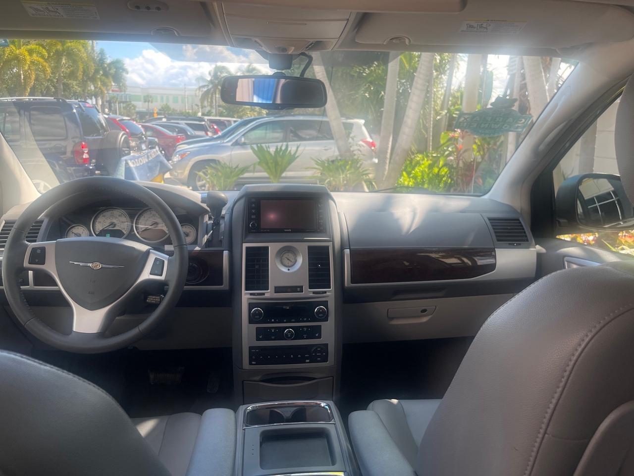 2010 Chrysler Town & Country Touring LOW MILES 37,217 1 OWNER Pompano Beach FL