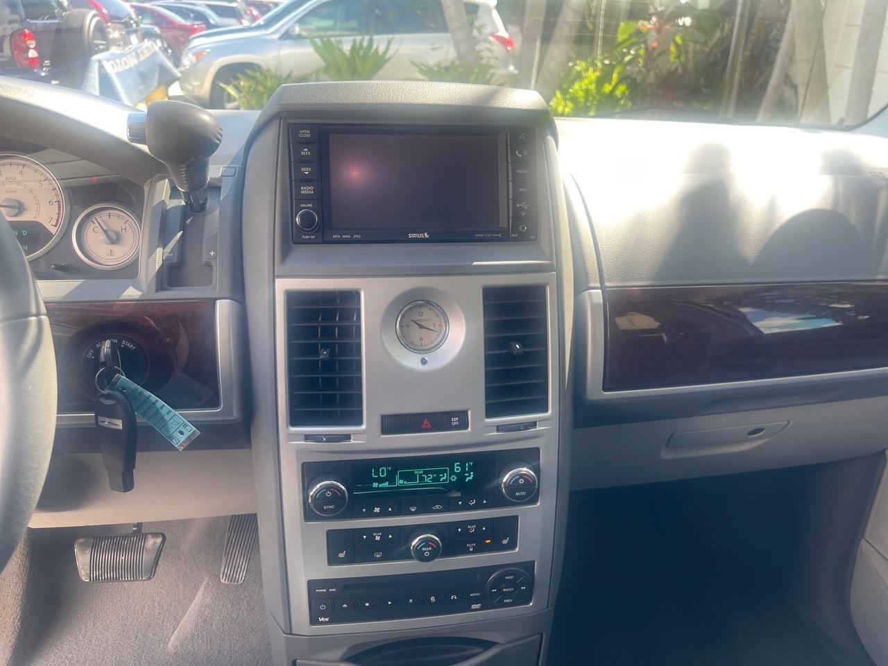 2010 Chrysler Town & Country Touring LOW MILES 37,217 1 OWNER Pompano Beach FL