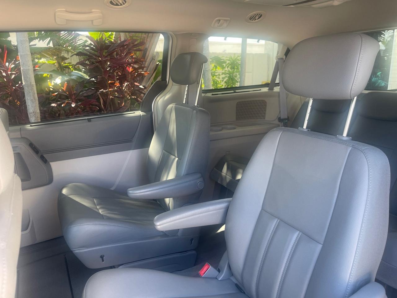 2010 Chrysler Town & Country Touring LOW MILES 37,217 1 OWNER Pompano Beach FL