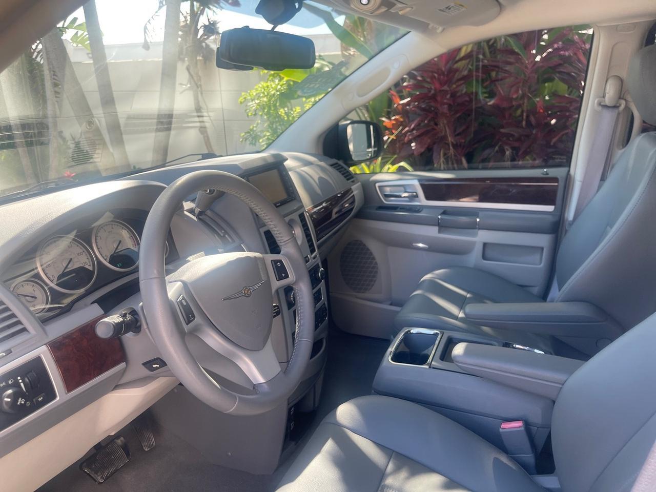 2010 Chrysler Town & Country Touring LOW MILES 37,217 1 OWNER Pompano Beach FL