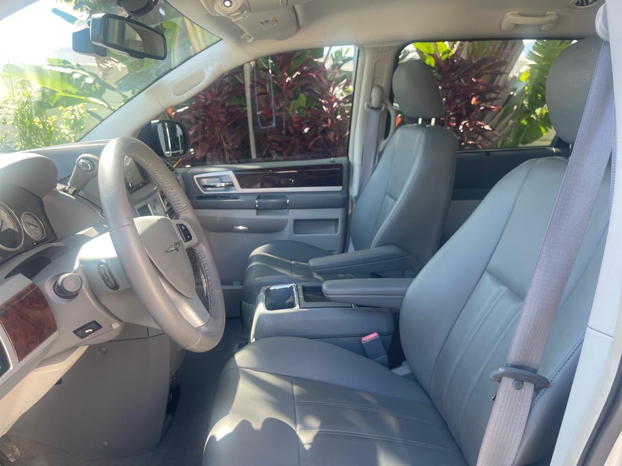 2010 Chrysler Town & Country Touring LOW MILES 37,217 1 OWNER Pompano Beach FL