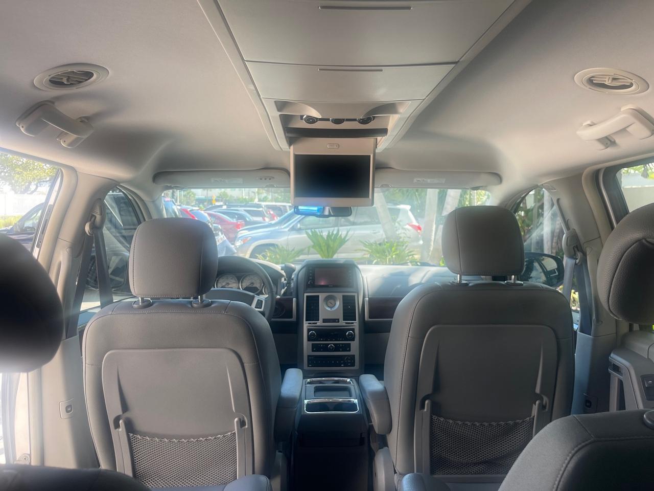 2010 Chrysler Town & Country Touring LOW MILES 37,217 1 OWNER Pompano Beach FL