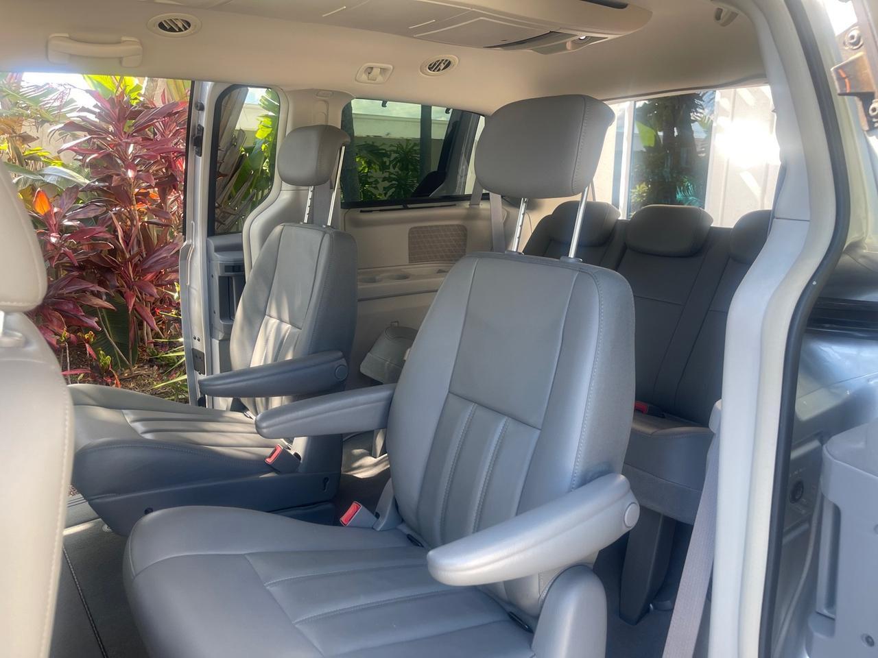 2010 Chrysler Town & Country Touring LOW MILES 37,217 1 OWNER Pompano Beach FL