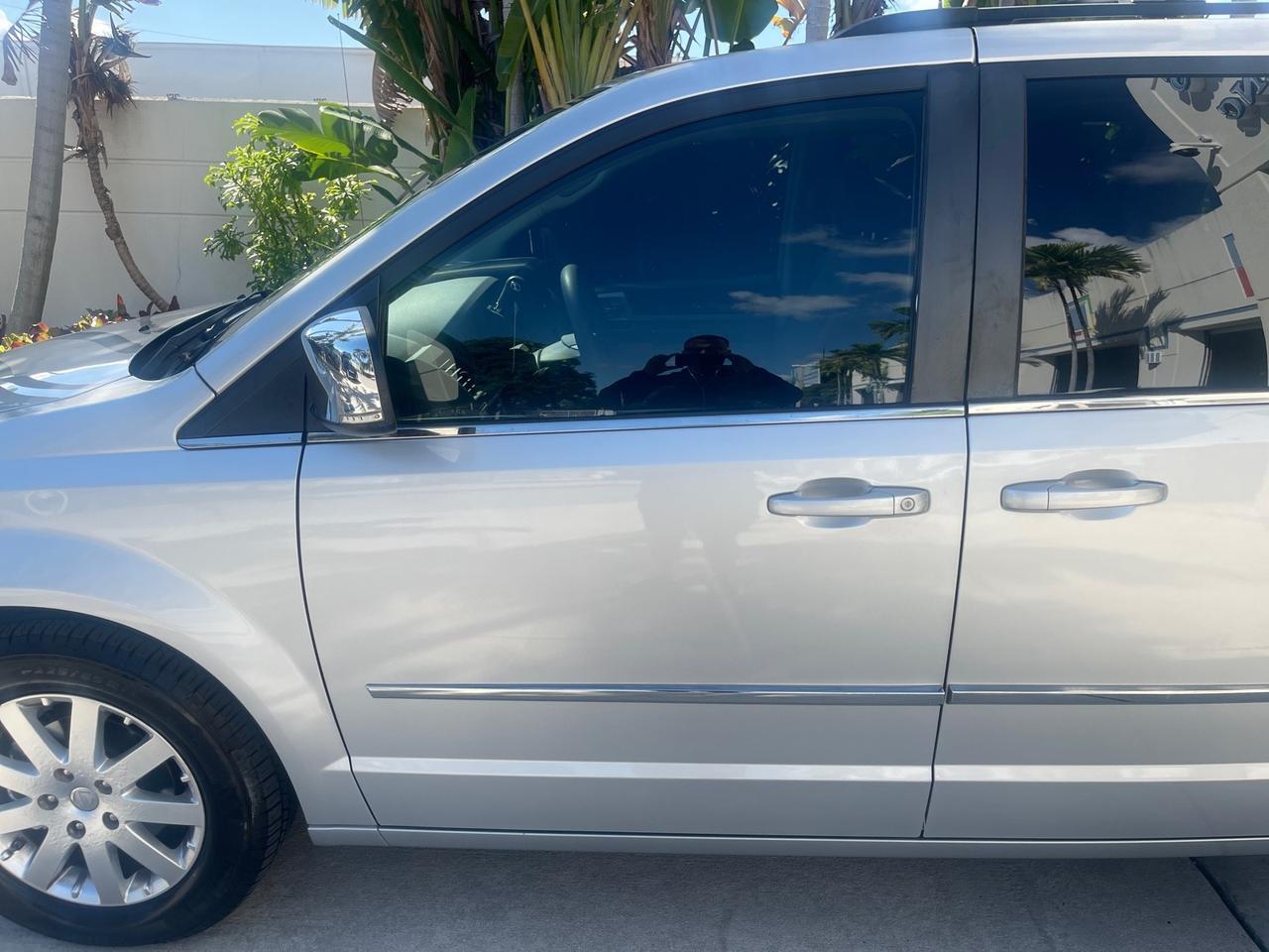 2010 Chrysler Town & Country Touring LOW MILES 37,217 1 OWNER Pompano Beach FL
